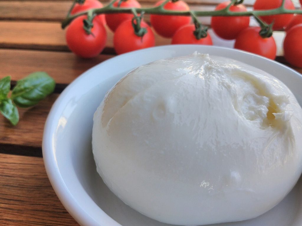 Egész burrata tányéron