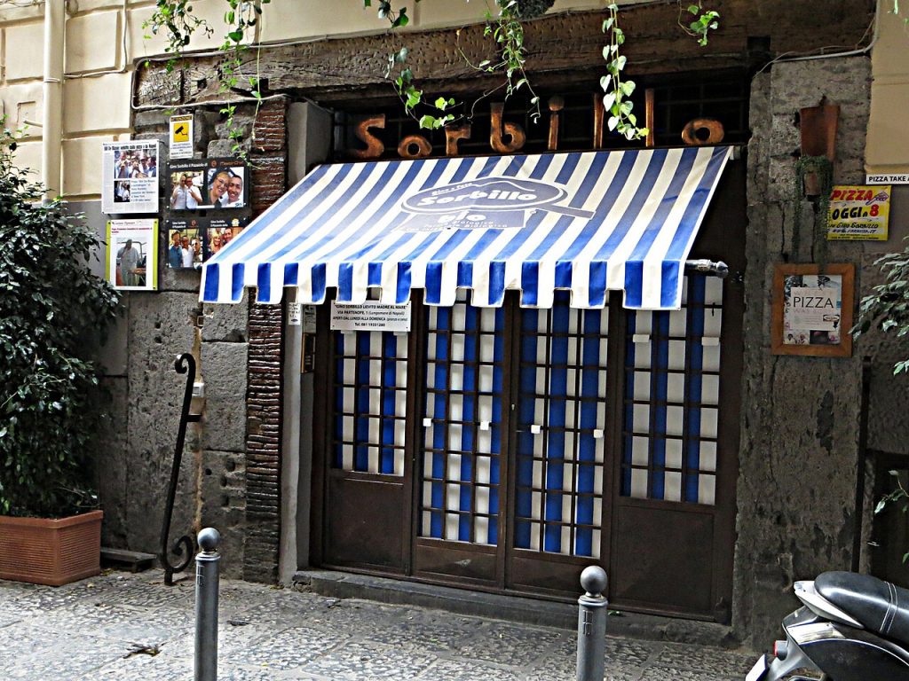 A Sorbillo pizzéria a nápolyi Via dei Tribunalin