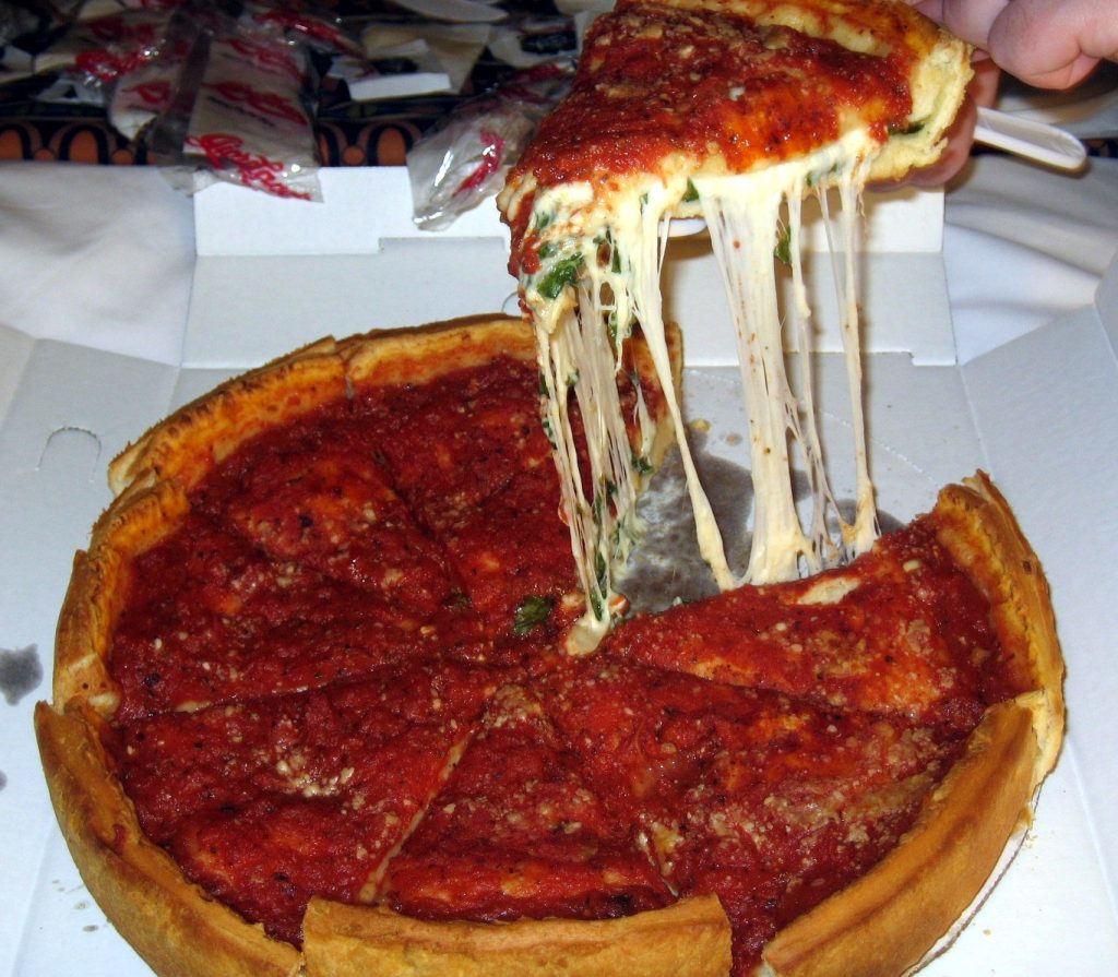 Chicagói deep dish pizzaszelet nyúlós sajttal