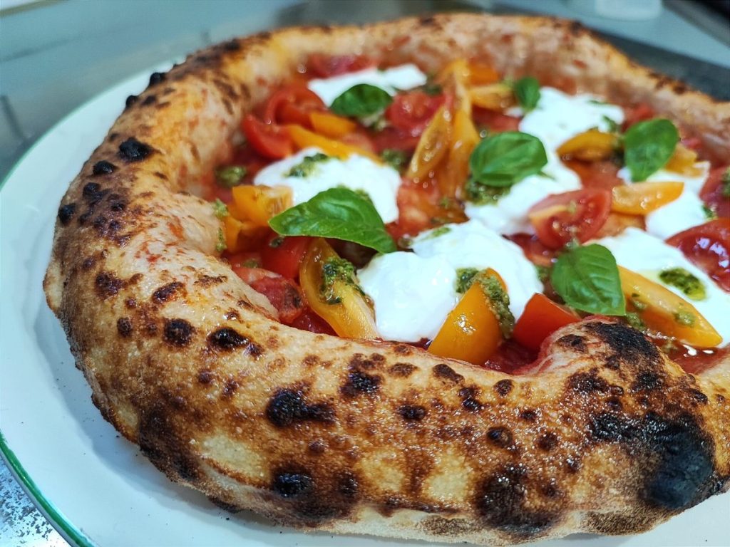 Kortárs nápolyi pizza burratával és paradicsommal – illusztráció