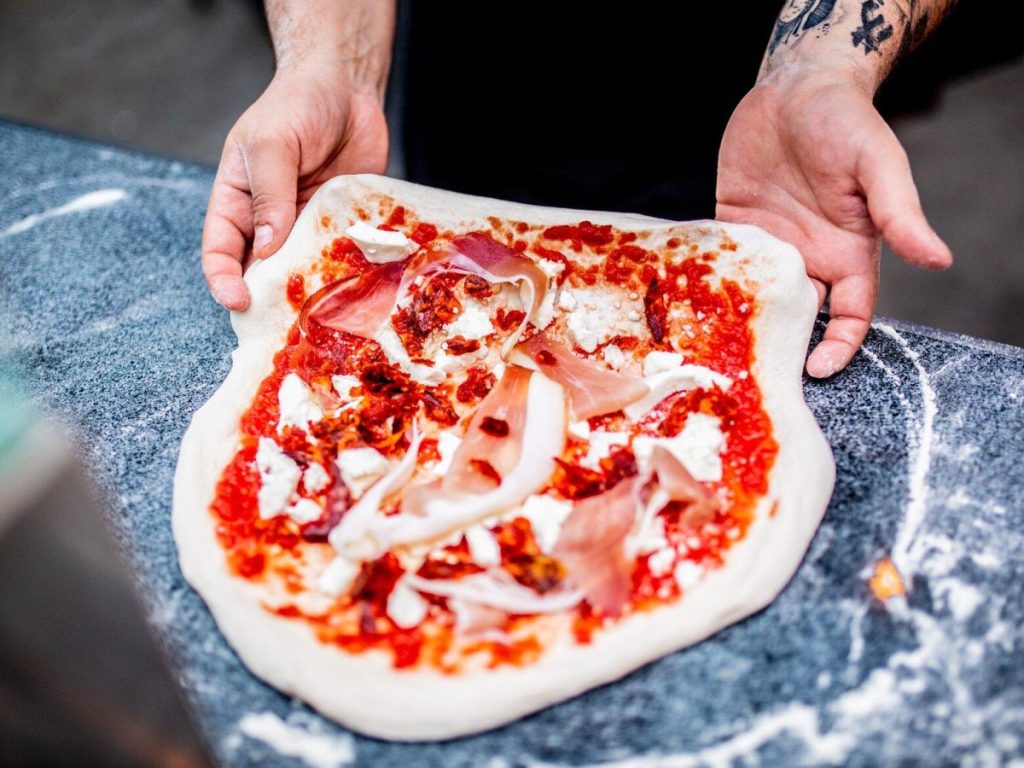 Pizzaiolo nápolyi pizzát formáz – FUPI Magyar Pizza Szövetség