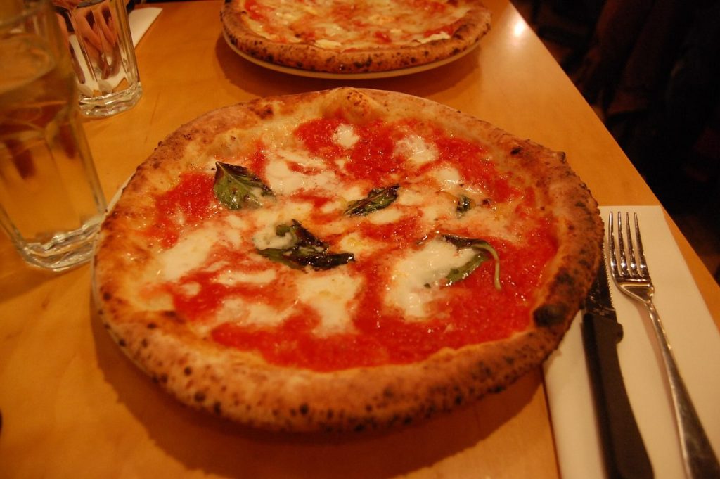 Margherita pizza étteremi asztalon – illusztráció