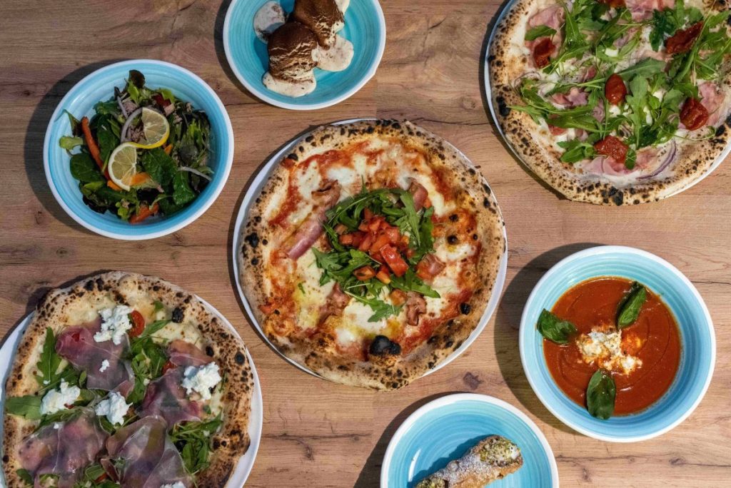 Nápolyi pizzák és előételek az Amore di Napoli asztalán