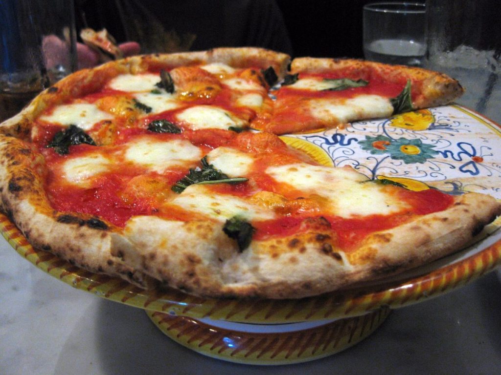Nápolyi Margherita pizza tálon – illusztráció