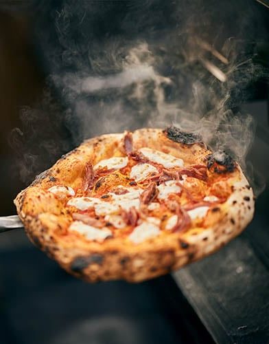 Gőzölgő nápolyi pizza pizzalapáton – METRO Gasztroakadémia