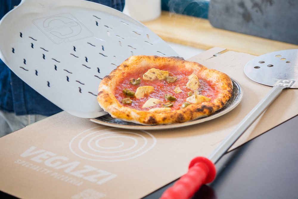 Frissen sült nápolyi pizza pizzalapáton a Pizzaalkímia kezdő workshopján