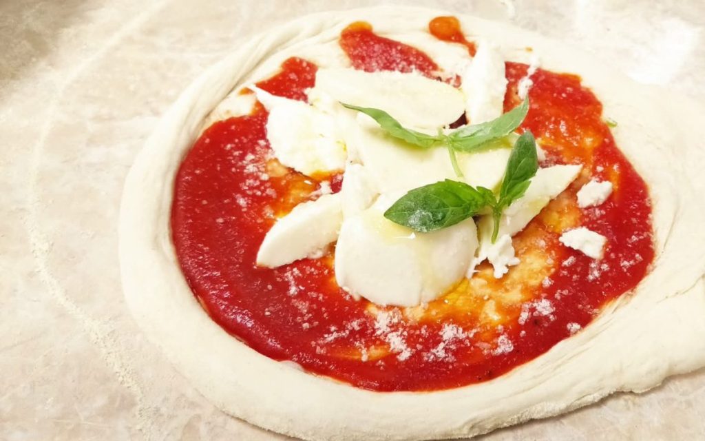 Nyers pizza paradicsomszósszal és mozzarellával a Studio Italia élményfőzésén