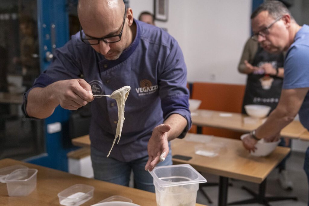 Résztvevők tésztát formáznak a vadkovászos pizzaworkshopon