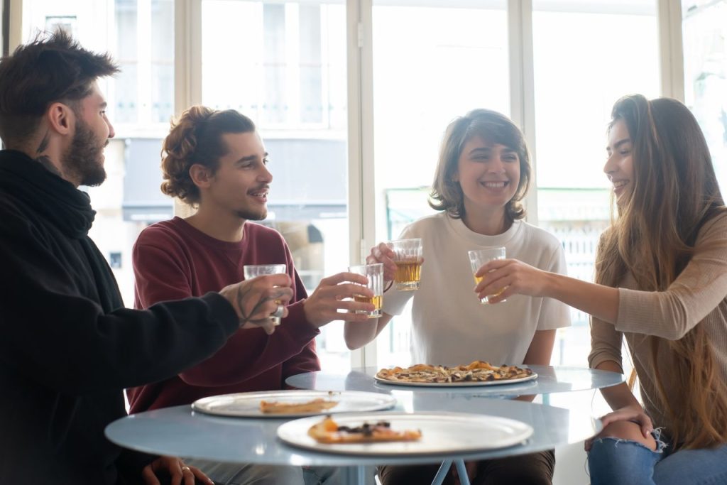 Barátok pizzáznak egy asztalnál – illusztráció