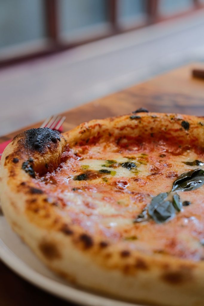 Nápolyi pizza bazsalikommal – illusztráció