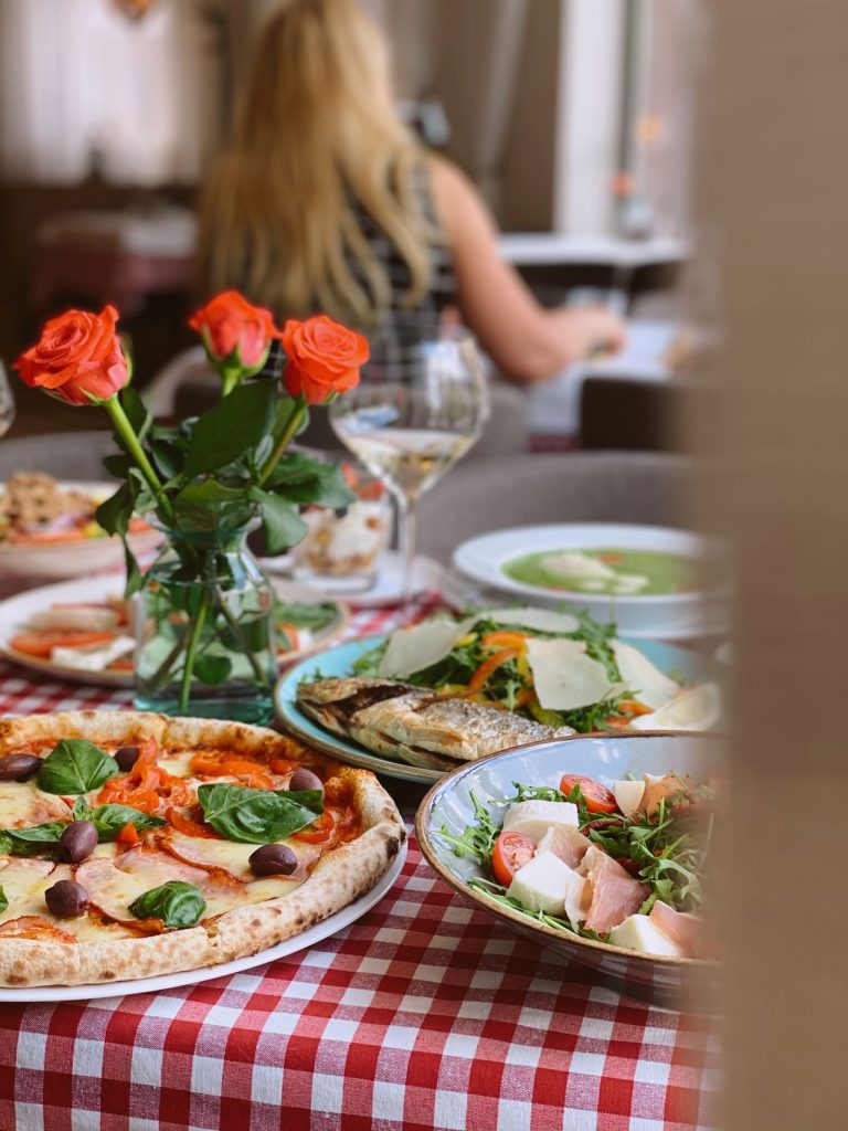 Pizza és bor kockás abroszon – illusztráció