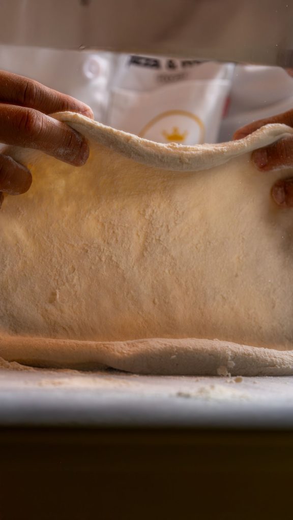 Kézzel nyújtott pizzatészta – illusztráció