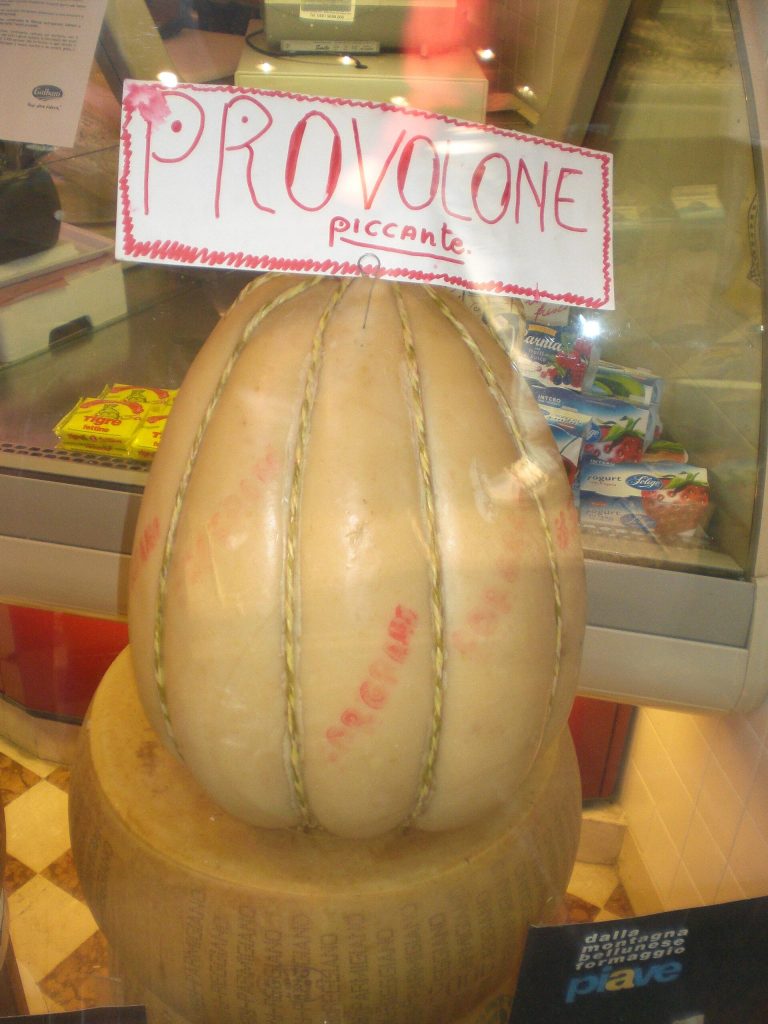 Nagy, kötözött provolone sajtok