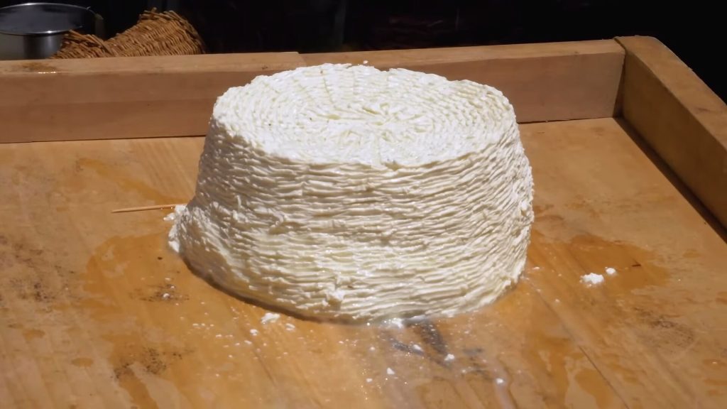Friss ricotta fonott kosárformában