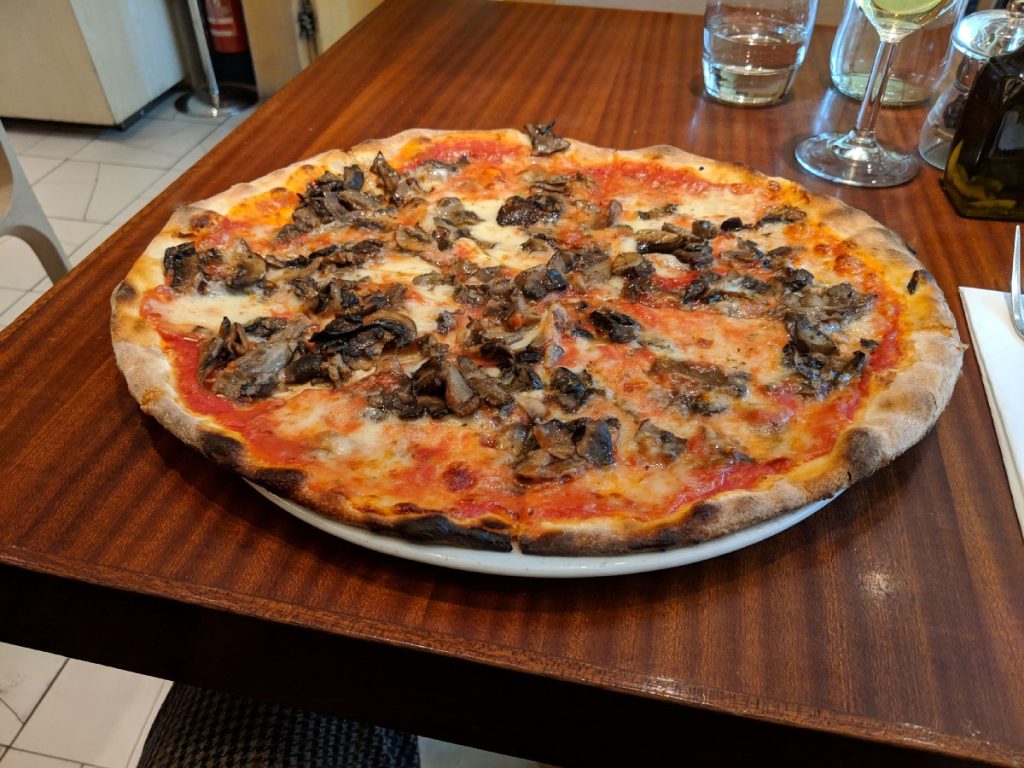 Vékony, ropogós római pizza egy étterem asztalán