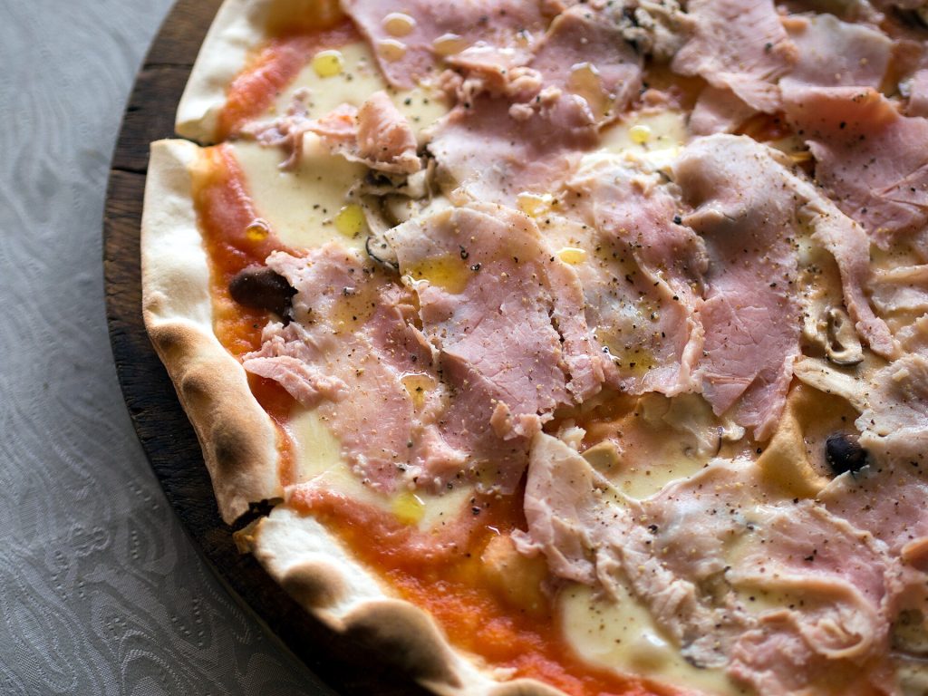 Vékony tésztás pizza főtt sonkával, gombával és mozzarellával