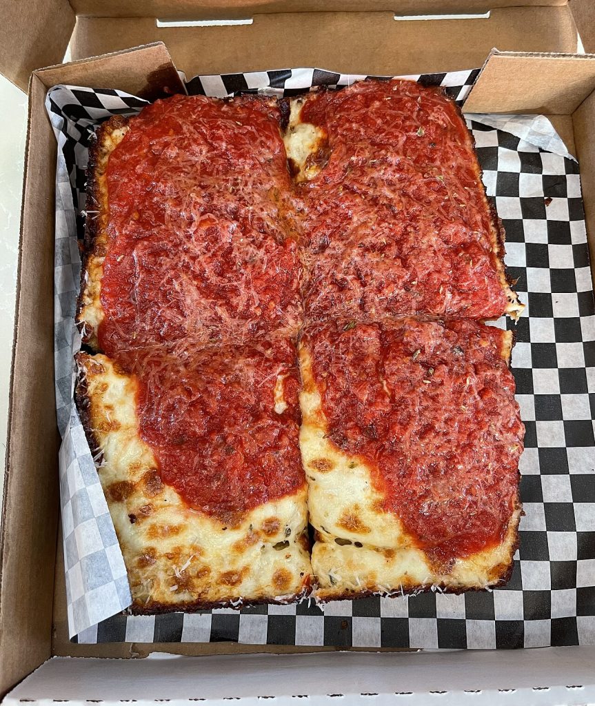 Detroiti pizza paradicsomszósz-csíkokkal