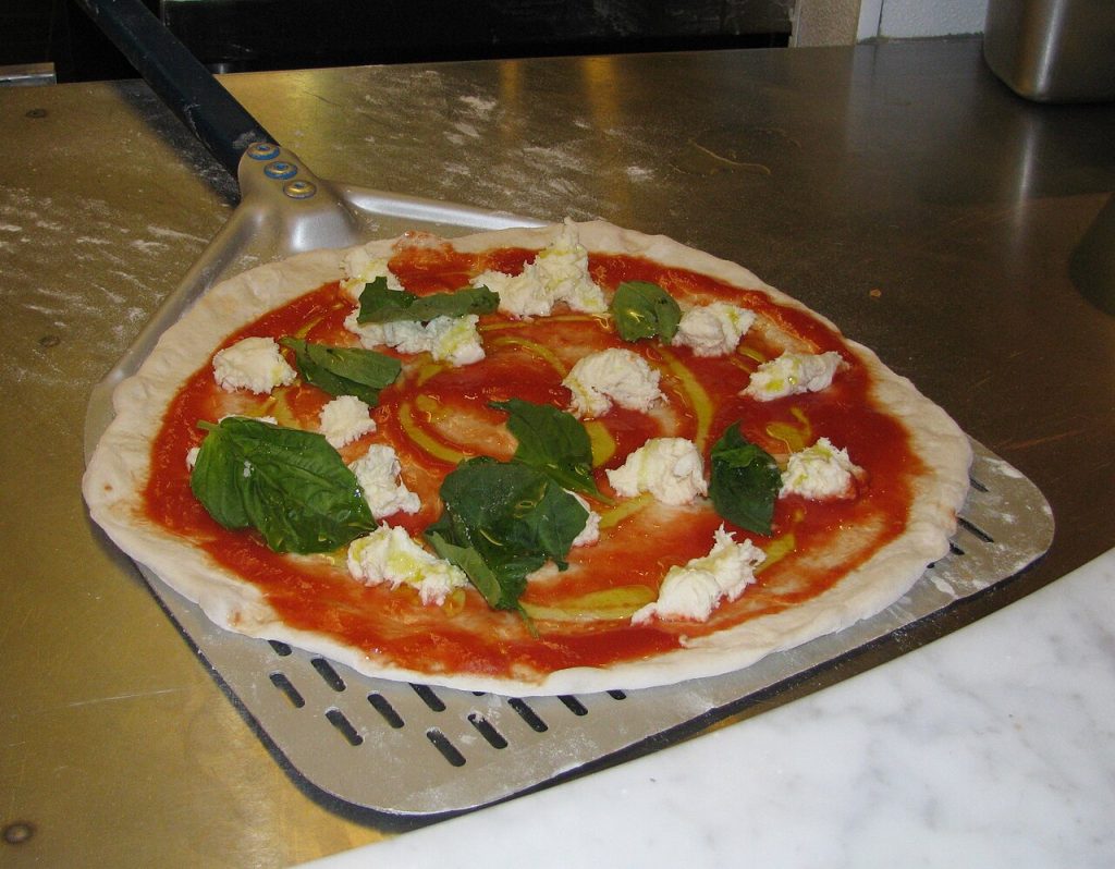 Nápolyi margherita pizza lapáton