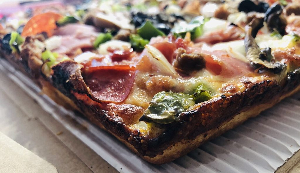 Detroiti pizza sarokszelete a tepsiben