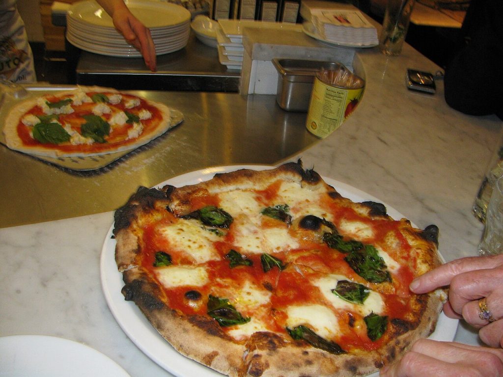 Frissen sült nápolyi margherita pizza
