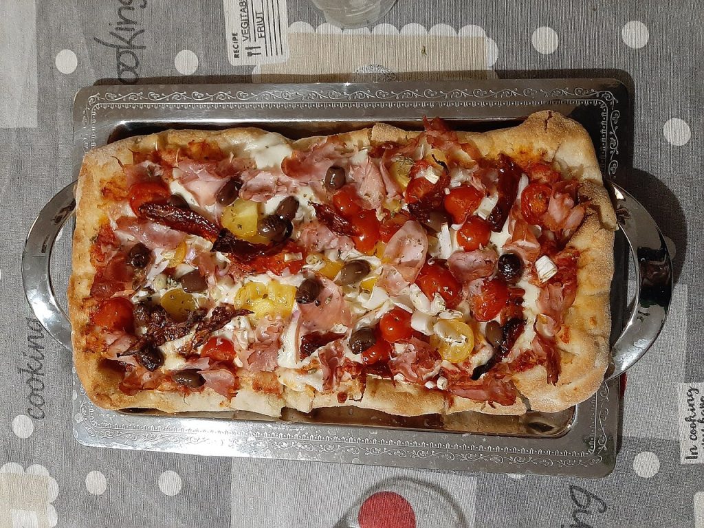 Házi készítésű pinsa romana tepsiben