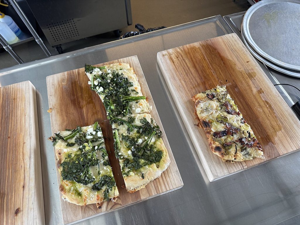 Pizza al taglio szeletek fatálcákon