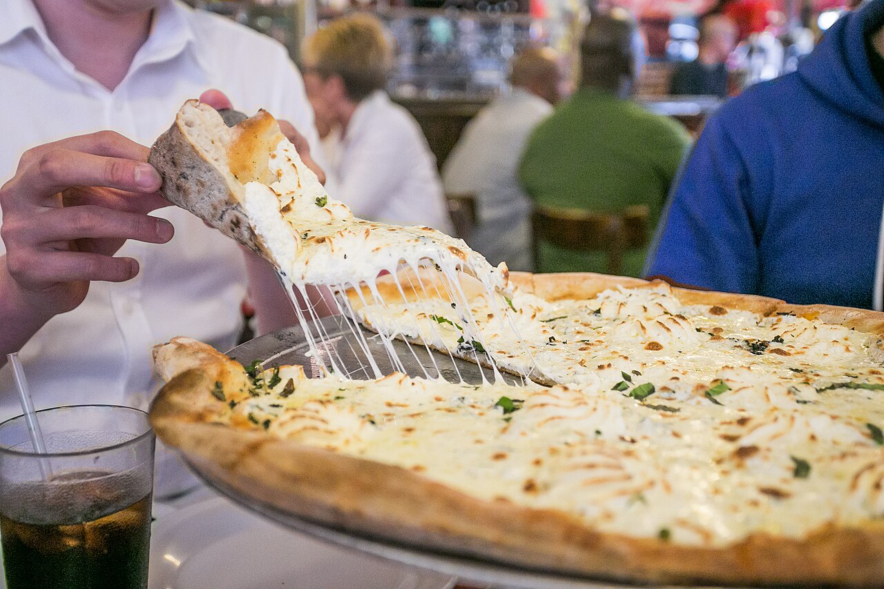 Pizzasajtok népszerűségi sorrendben: 23 sajt a pizzán
